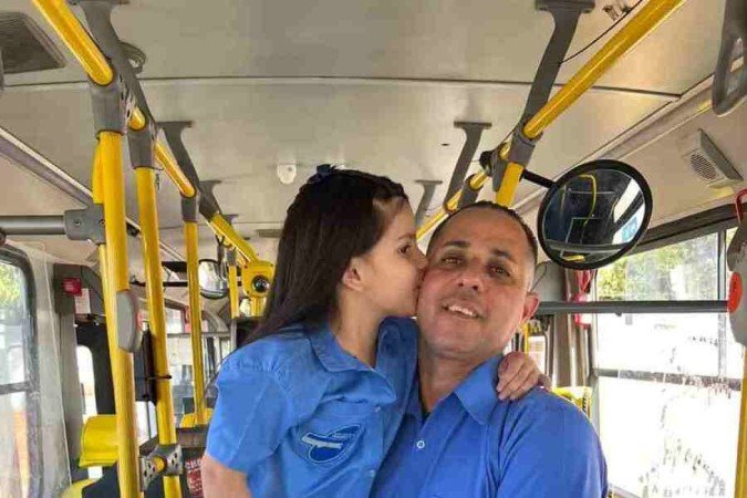 Kefera Vallentyna, de 10 anos, em comemoração ao Dia dos Pais, acompanhando o seu pai, Márcio Rodrigues de Souza, no seu trabalho como motorista de ônibus. - (crédito: Arquivo pessoal) Kefera Vallentyna, de 10 anos, em comemoração ao Dia dos Pais, acompanhando o seu pai, Márcio Rodrigues de Souza, no seu trabalho como motorista de ônibus. - (crédito: Arquivo pessoal)