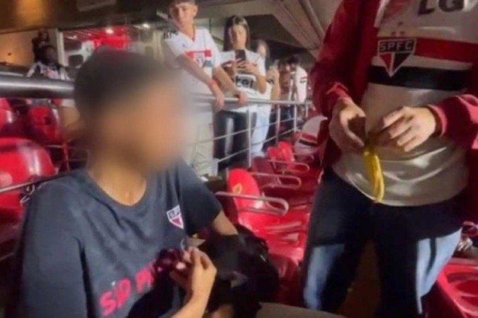 Criança são-paulina, de 12 anos, chora ao ser atacada por torcedor do San Lorenzo. O argentino arremessou uma banana contra o menino, em um ato racista durante partida do time contra o São Paulo, no Morumbi - (crédito: Reprodução/Redes Sociais) Criança são-paulina, de 12 anos, chora ao ser atacada por torcedor do San Lorenzo. O argentino arremessou uma banana contra o menino, em um ato racista durante partida do time contra o São Paulo, no Morumbi - (crédito: Reprodução/Redes Sociais)