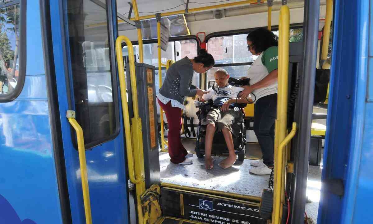 'É muita humilhação', diz cadeirante preso em ônibus por mais de 4 horas