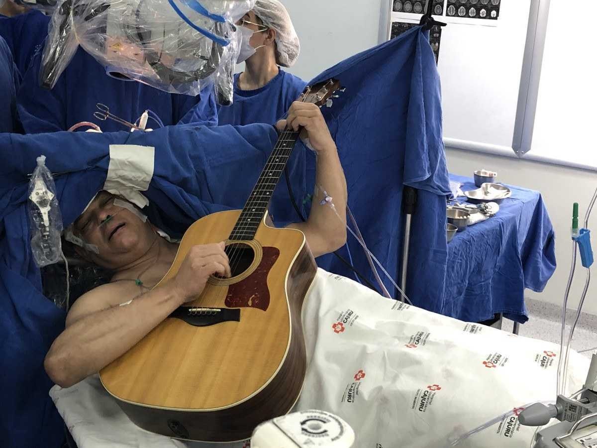 Paciente canta e toca violão durante cirurgia para retirada de tumor cerebral