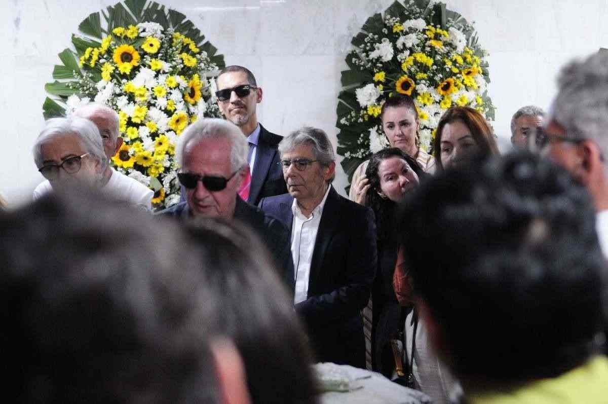 Ex-governadores e ministro do STF vão a velório de Dad Squarisi