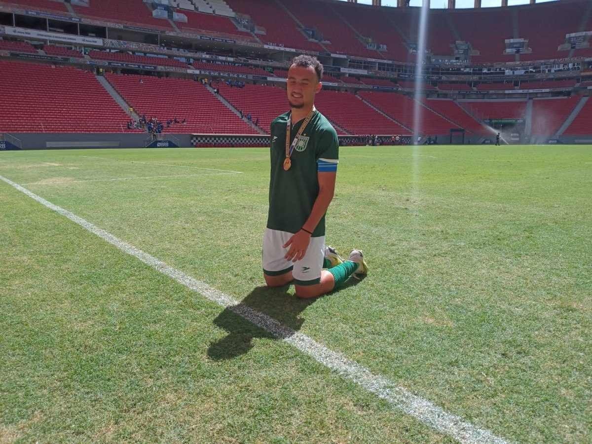 Zagueiro e capit&atilde;o do t&iacute;tulo do Gama no Candang&atilde;o Sub-20, Luan Felipe, paga promessa no gramado do Man&eacute; Garrincha