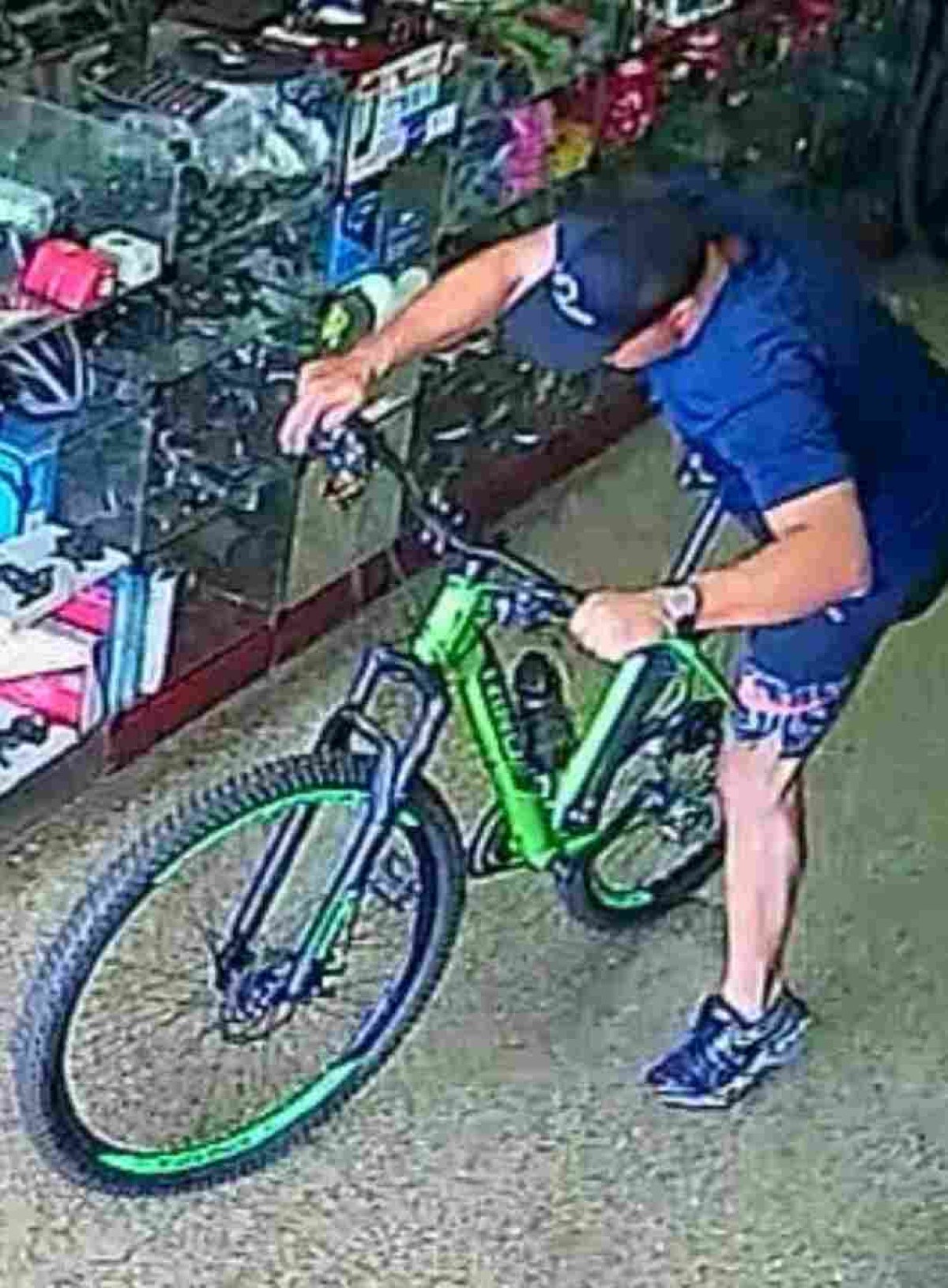 Suspeito de matar policial fugiu de bicicleta após crime; veja vídeo  