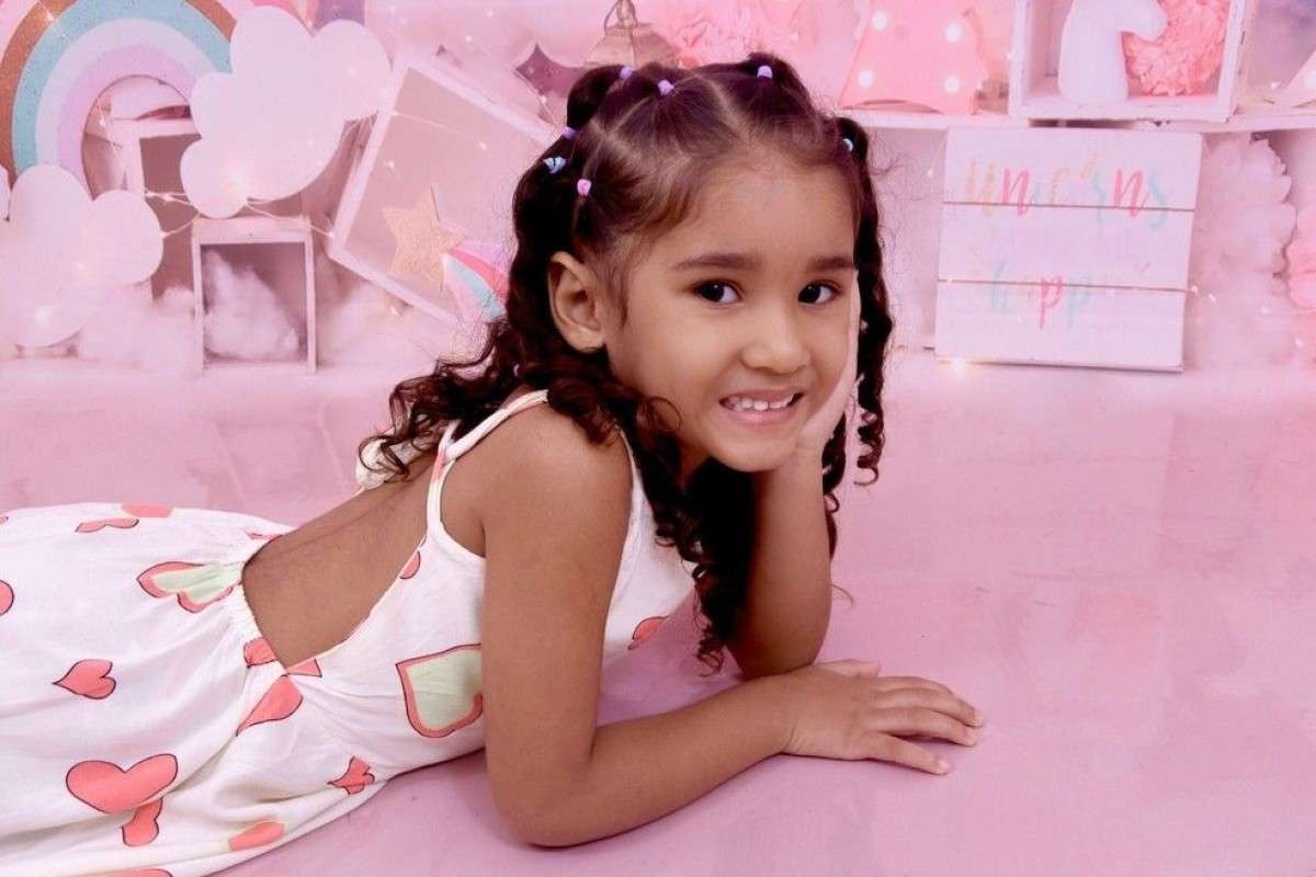 Corpo de menina de 12 anos morta por bala perdida é enterrado