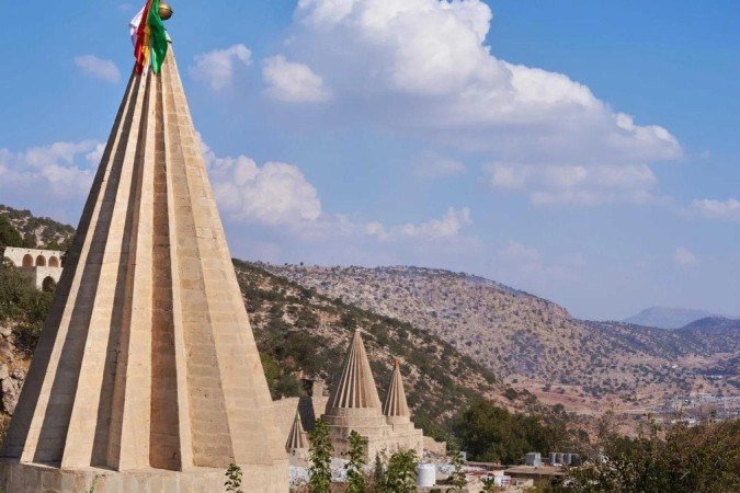 A cobra preta ao lado da porta do templo simboliza o respeito dos yazidis pela Mãe Natureza. - (crédito: Simon Urwin) A cobra preta ao lado da porta do templo simboliza o respeito dos yazidis pela Mãe Natureza. - (crédito: Simon Urwin)