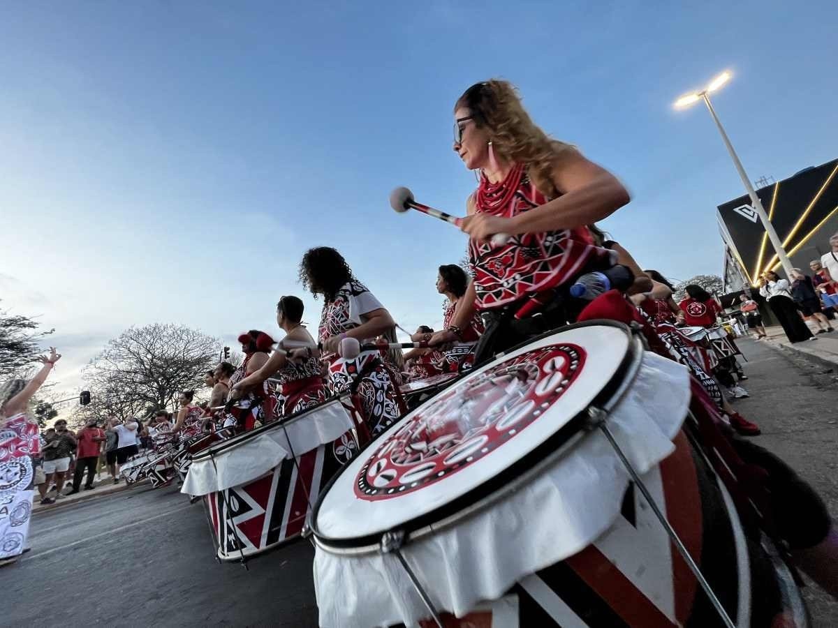 No Brasil, o carnaval surgiu incorporado com personagens, como o Rei Momo, pierrôs e colombinas