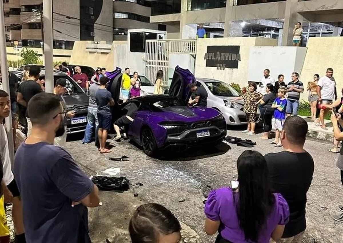 McLaren de R$ 3,8 mi fica destruída após bater em carro popular em Maceió