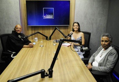 As jornalistas Mariana Niederauer e Rosane Garcia entrevistaram o frei David Raimundo, fundador da ONG Educafro, no Podcast do Correio -  (crédito: Minervino Júnior/CB/D.A.Press)