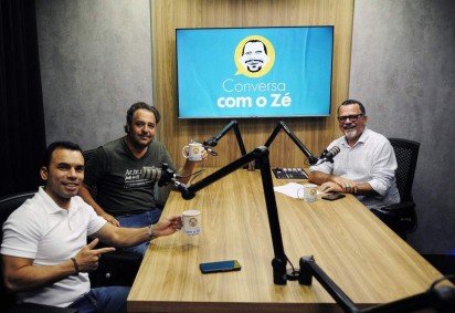 Tiago Pereira (E) e Gil Guimarães (C) falaram da importância da gastronomia do cerrado e o carinho que têm pela cidade 
 -  (crédito: Minervino Júnior/CB/D.A.Press)