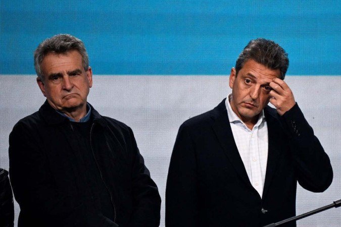 O peronista Sergio Massa (D) não escondeu a decepção, ao lado do vice, Agustín Rossi 