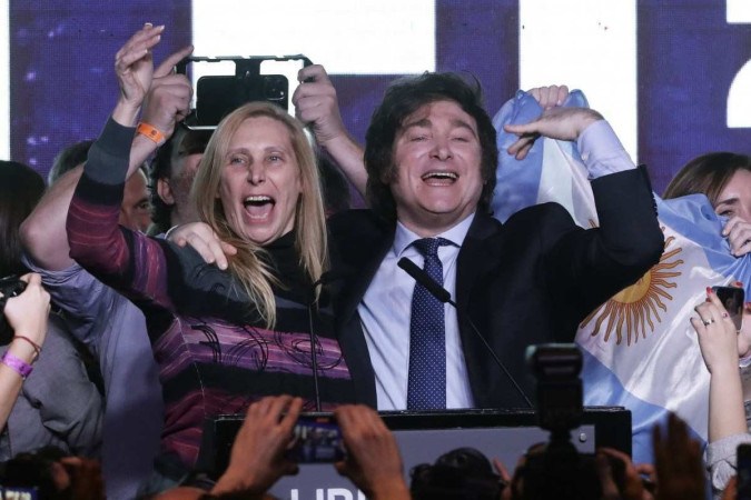 Javier Milei e a irmã, Karina Milei, comemoram as apurações dos votos que deixou o economista libertário de extrema direito à frente dos outros candidatos -  (crédito: ALEJANDRO PAGNI / AFP)