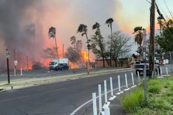 Os bombeiros ainda tentam combater os focos ativos de incêndio, enquanto helicópteros jogam água sobre as chamas - (crédito: Reuters) Os bombeiros ainda tentam combater os focos ativos de incêndio, enquanto helicópteros jogam água sobre as chamas - (crédito: Reuters)