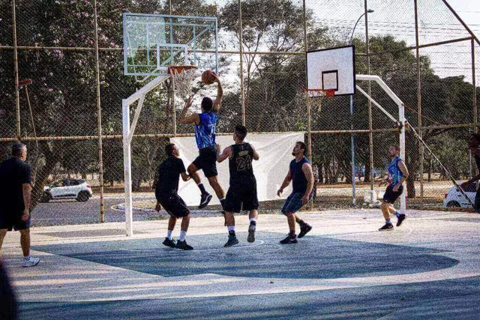 Um dos objetivos do Entrequadras é dar visibilidade aos praticantes do basquete do DF - (crédito: Davi Miranda e Gustavo Pinheiro/Liga EntreQuadras) Um dos objetivos do Entrequadras é dar visibilidade aos praticantes do basquete do DF - (crédito: Davi Miranda e Gustavo Pinheiro/Liga EntreQuadras)