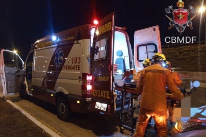 O acidente ocorreu na noite deste domingo (13/8), na Estrada Parque de Indústria e Abastecimento (Epia) Sul, na altura da quadra 26 do Park Way - (crédito: CBMDF) O acidente ocorreu na noite deste domingo (13/8), na Estrada Parque de Indústria e Abastecimento (Epia) Sul, na altura da quadra 26 do Park Way - (crédito: CBMDF)