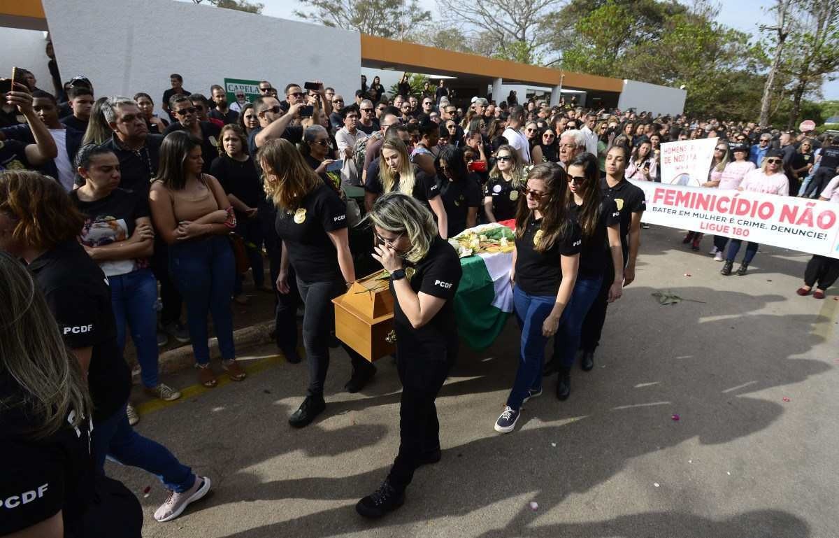 Velório da 23° vítima de feminicídio no DF é marcado por protestos 