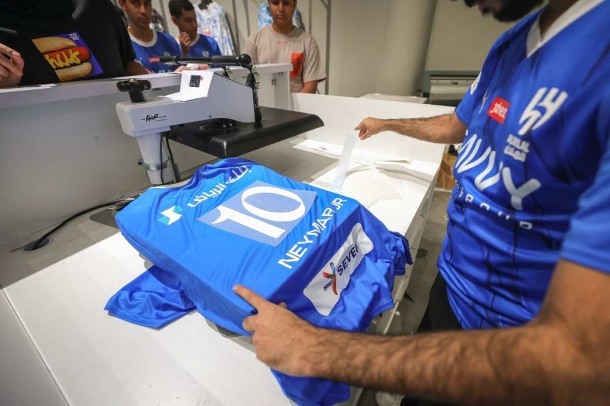 Vasco lança segunda camisa inspirada em anos vitoriosos; veja fotos