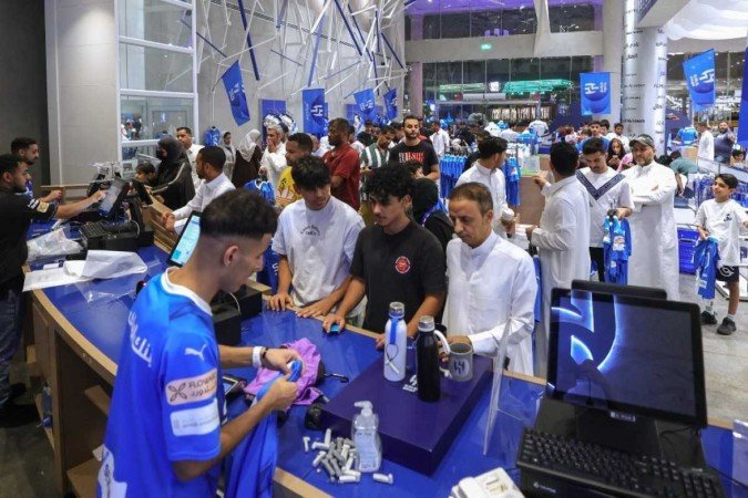 Torcedores do Al-Hilal fizeram fila na loja do clube, em Riad, em busca de uma camisa com o nome e o número de Neymar Torcedores do Al-Hilal fizeram fila na loja do clube, em Riad, em busca de uma camisa com o nome e o número de Neymar