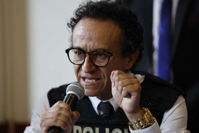 Christian Zurita: "(A máfica política) Também virá por nós. O único que podemos fazer é enfrentá-la. Não podemos nos esconder. Temos que enfrentá-la - (crédito: Martin Bernetti/AFP) Christian Zurita: "(A máfica política) Também virá por nós. O único que podemos fazer é enfrentá-la. Não podemos nos esconder. Temos que enfrentá-la - (crédito: Martin Bernetti/AFP)