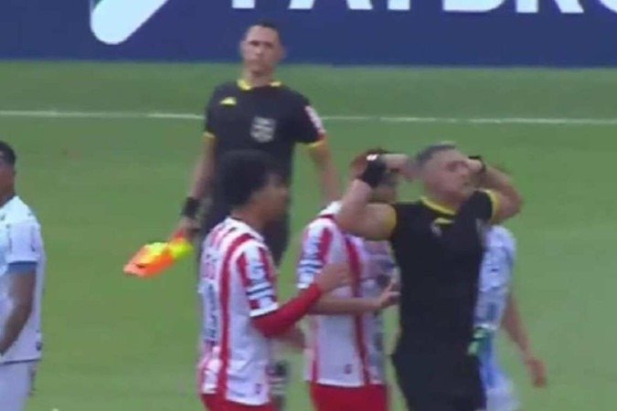 Árbitro faz comemoração de Gabigol após expulsar dois na Série C - (crédito: Reprodução/Canal GOAT) Árbitro faz comemoração de Gabigol após expulsar dois na Série C - (crédito: Reprodução/Canal GOAT)