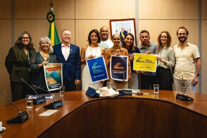 A ministra Marina Silva recebe comissão da campanha Pare o Tsunami de Plástico - (crédito: Hugo Lira) A ministra Marina Silva recebe comissão da campanha Pare o Tsunami de Plástico - (crédito: Hugo Lira)