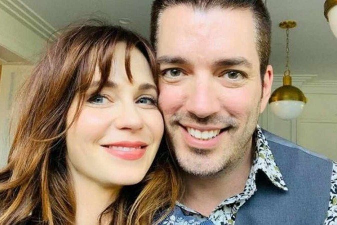 Jonathan Scott, de 'Irmãos à obra', anuncia estar noivo da atriz Zooey Deschanel - (crédito: Reprodução/Instagram @ jonathanscott) Jonathan Scott, de 'Irmãos à obra', anuncia estar noivo da atriz Zooey Deschanel - (crédito: Reprodução/Instagram @ jonathanscott)