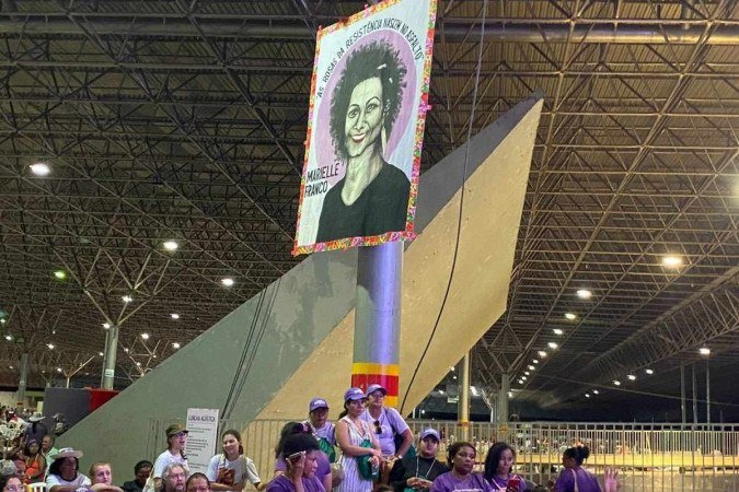 Participantes da Marcha das Margaridas estendem faixa com o desenho de Marielle Franco, no Pavilhão de Exposições do Parque da Cidade. - (crédito: Mayara Souto) Participantes da Marcha das Margaridas estendem faixa com o desenho de Marielle Franco, no Pavilhão de Exposições do Parque da Cidade. - (crédito: Mayara Souto)