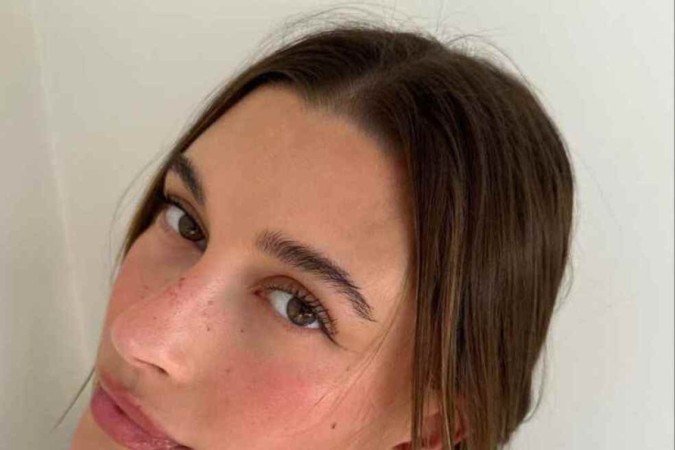 Hailey Bieber lançou a tendência quando postou, em seu TikTok, um vídeo fazendo a maquiagem de morango, que aparentemente é a sua favorita no momento 