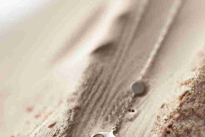 Brinco Air, em prata polida, cortado e gravado a laser