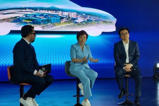 Para a vice-presidente global da BYD e CEO da empresa nas Américas, Stella Li, a cidade de Salvador pode virar o "Vale do Silício brasileiro" - (crédito: Victor Oliveira ) Para a vice-presidente global da BYD e CEO da empresa nas Américas, Stella Li, a cidade de Salvador pode virar o "Vale do Silício brasileiro" - (crédito: Victor Oliveira )