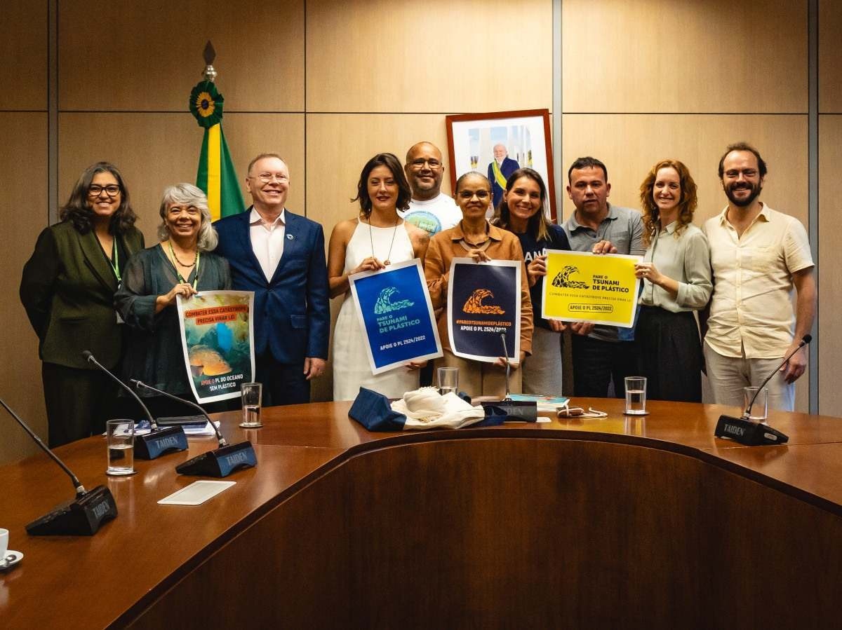 Marina Silva recebe comissão da campanha 'Pare o Tsunami de Plástico'