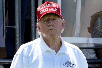 O ex-presidente Donald Trump assiste a uma partida em seu complexo de tênis, em Bedminster (Nova Jersey) -  (crédito: Timothy A. Clary/AFP)