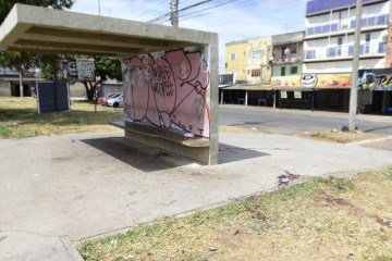 Quando o dia amanheceu, foi possível ver uma mancha de sangue próxima à parada de ônibus onde o crime aconteceu -  (crédito:  Marcelo Ferreira/CB/D.A Press)