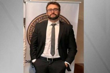 Delegado Thiago Selling da Cunha está em estado grave após ser baleado no Guarujá -  (crédito: Reprodução/Twitter/@KimKatiguiri)