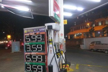 Posto Shell 306 Norte: nele, a gasolina comum encostou nos R$ 6,00 -  (crédito: Raphael Pati/CB/D.A. Press)