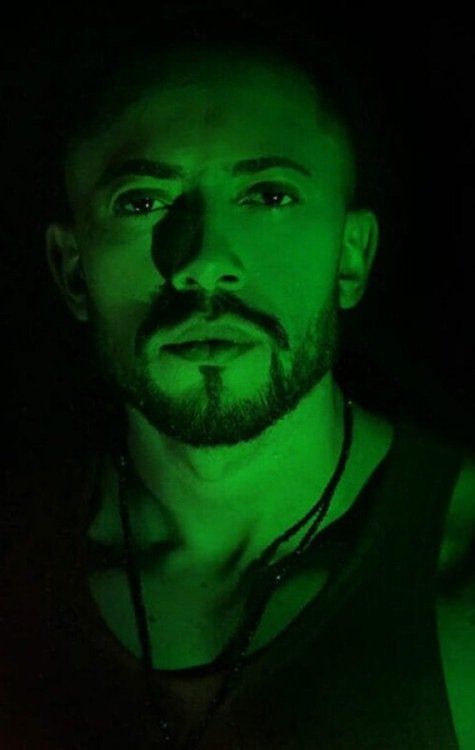 Cantor expulso de igreja evangélica faz clipe em darkroom de bar gay -  (crédito: Divulgação Maikon Balbino)