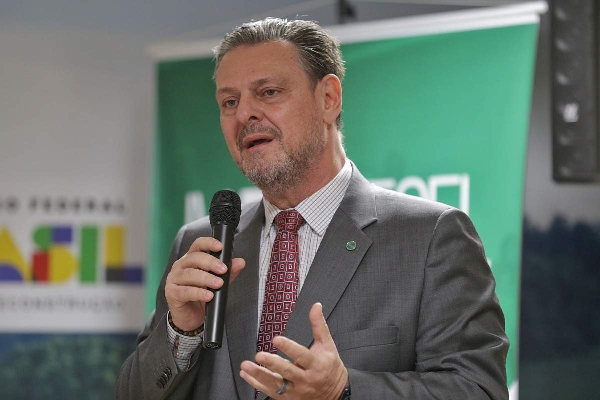 Ministro Carlos Fávaro é exonerado da Agricultura para votações no Senado