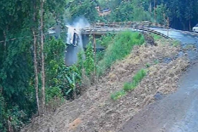 Vídeo: caminhão cai em ponte no Espírito Santo; condutor morre