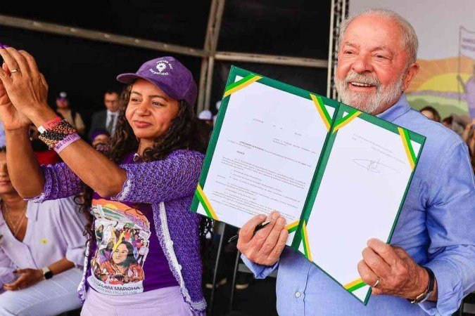 Coordenadora da Marcha das Margaridas, Mazé Moraes, e Lula posam com decreto assinado pelo presidente - (crédito: Ricardo Stuckert/PR) Coordenadora da Marcha das Margaridas, Mazé Moraes, e Lula posam com decreto assinado pelo presidente - (crédito: Ricardo Stuckert/PR)