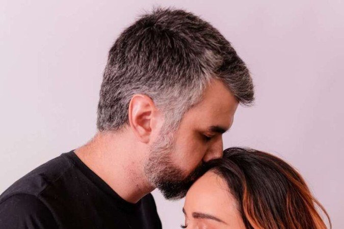 Marina e o marido, Diego Queiroz, em um momento família