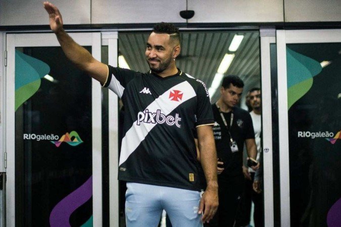 Novo camisa 10 do Vasco, Dimitri Payet foi recepcinoado por cerca de cinco mil Cruz-Maltinos - (crédito: Daniel Ramalho / Vasco da Gama) Novo camisa 10 do Vasco, Dimitri Payet foi recepcinoado por cerca de cinco mil Cruz-Maltinos - (crédito: Daniel Ramalho / Vasco da Gama)