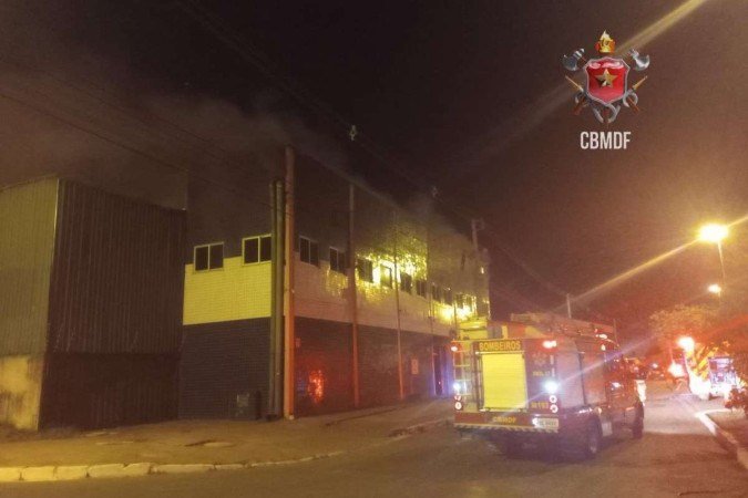 Bombeiros combateram o fogo em galpão da Estrutural durante a noite de terça (15/8) - (crédito: Divulgação/CBMDF) Bombeiros combateram o fogo em galpão da Estrutural durante a noite de terça (15/8) - (crédito: Divulgação/CBMDF)