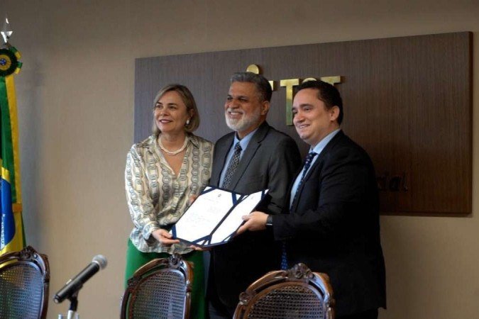 Ministra Kátia Arruda, Ministro Lélio Corrêa (presidente do TST) e Raphael Callou, diretor da OEI - (crédito: Assessoria de Imprensa OEI/Divulgação) Ministra Kátia Arruda, Ministro Lélio Corrêa (presidente do TST) e Raphael Callou, diretor da OEI - (crédito: Assessoria de Imprensa OEI/Divulgação)