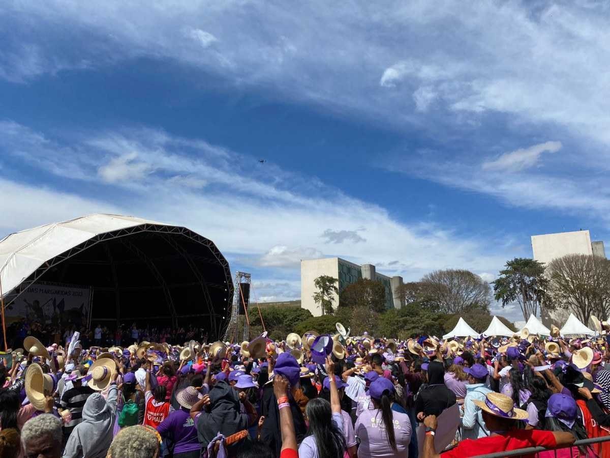 Vídeo: Marcha das Margaridas reúne mais de 100 mil pessoas na Esplanada