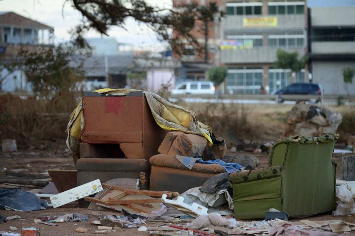 Lixo descartado de forma irregular pode causar destruição