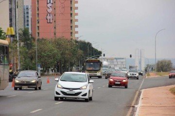 Carros em movimento na cidade de Brasília -  (crédito: Detran-DF/ Divulgação )