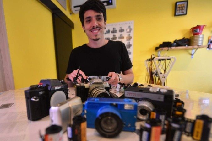 Bernardo de Oliveira e suas várias maquinas analógicas 