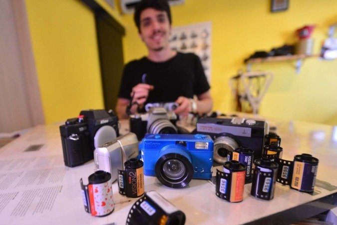Bernardo de Oliveira, 27 anos, aprecia tanto o processo artesanal dos rolos de filme que montou seu próprio laboratório
