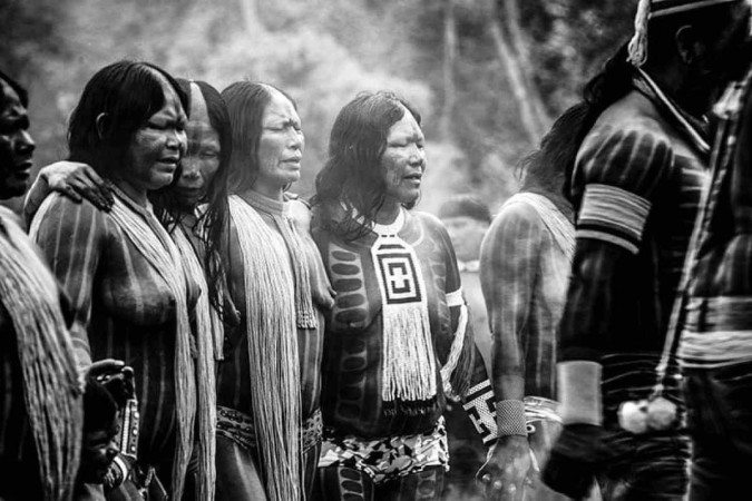 Indígenas reunidos em aldeia -  (crédito: Ana Povoas/Divulgação)