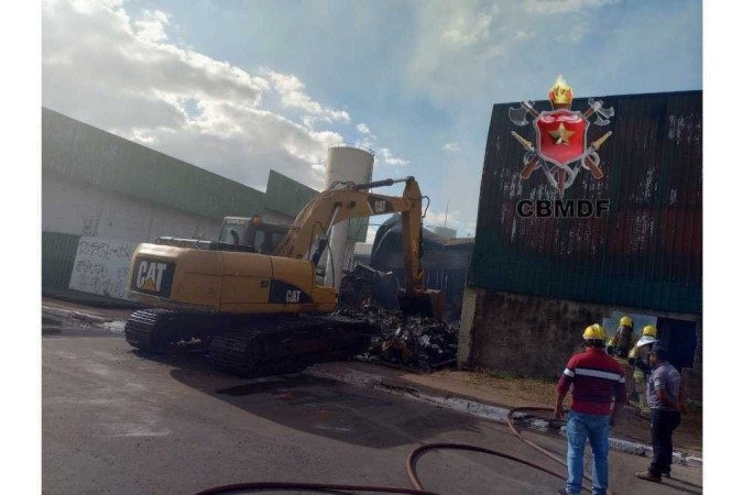 Uma escavadeira hidráulica fornecida pela Novacap fez o trabalho de demolição da estrutura. - (crédito: Divulgação/CBMDF) Uma escavadeira hidráulica fornecida pela Novacap fez o trabalho de demolição da estrutura. - (crédito: Divulgação/CBMDF)