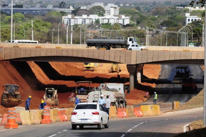 17/08/2023. Crédito: Minervino Júnior/CB/D.A Press. Brasil. Brasilia - DF. Obras no Viaduto do Sudoeste. - (crédito: Minervino Júnior/CB/D.A.Press) 17/08/2023. Crédito: Minervino Júnior/CB/D.A Press. Brasil. Brasilia - DF. Obras no Viaduto do Sudoeste. - (crédito: Minervino Júnior/CB/D.A.Press)